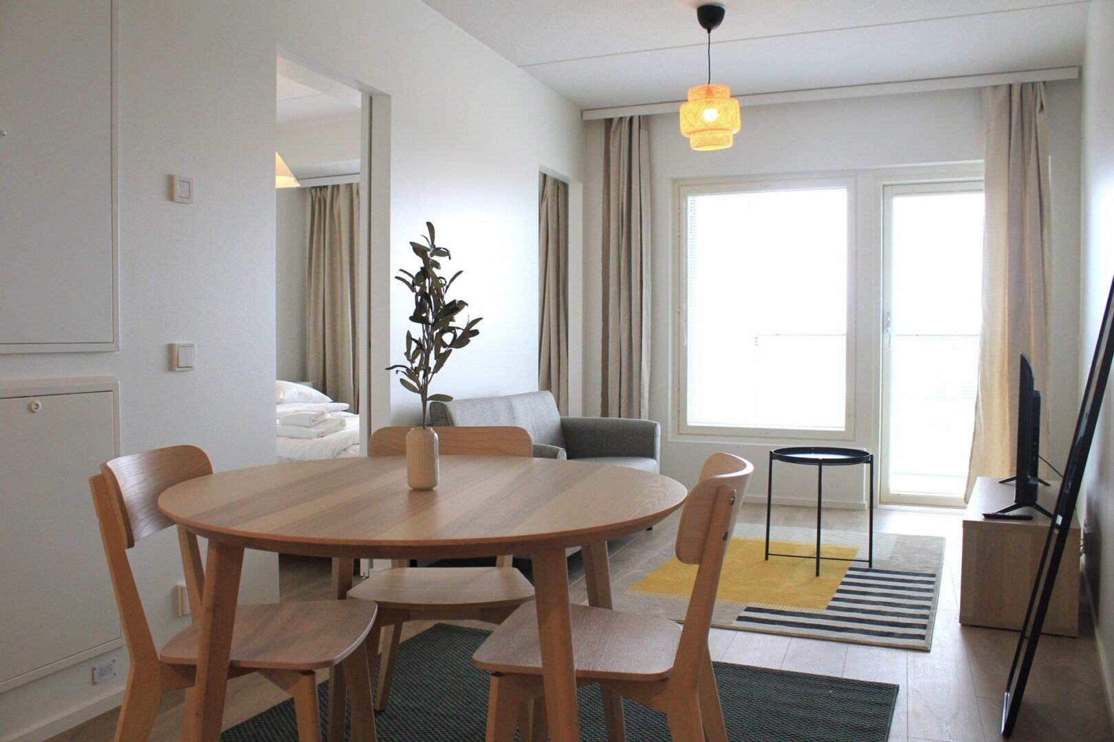 Kalustetun asunnon olohuone ja ruokailutila, Spot Apartments Vantaa Kivistö